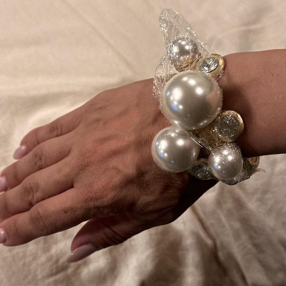 Elegant Pearl and Gold Bracelet